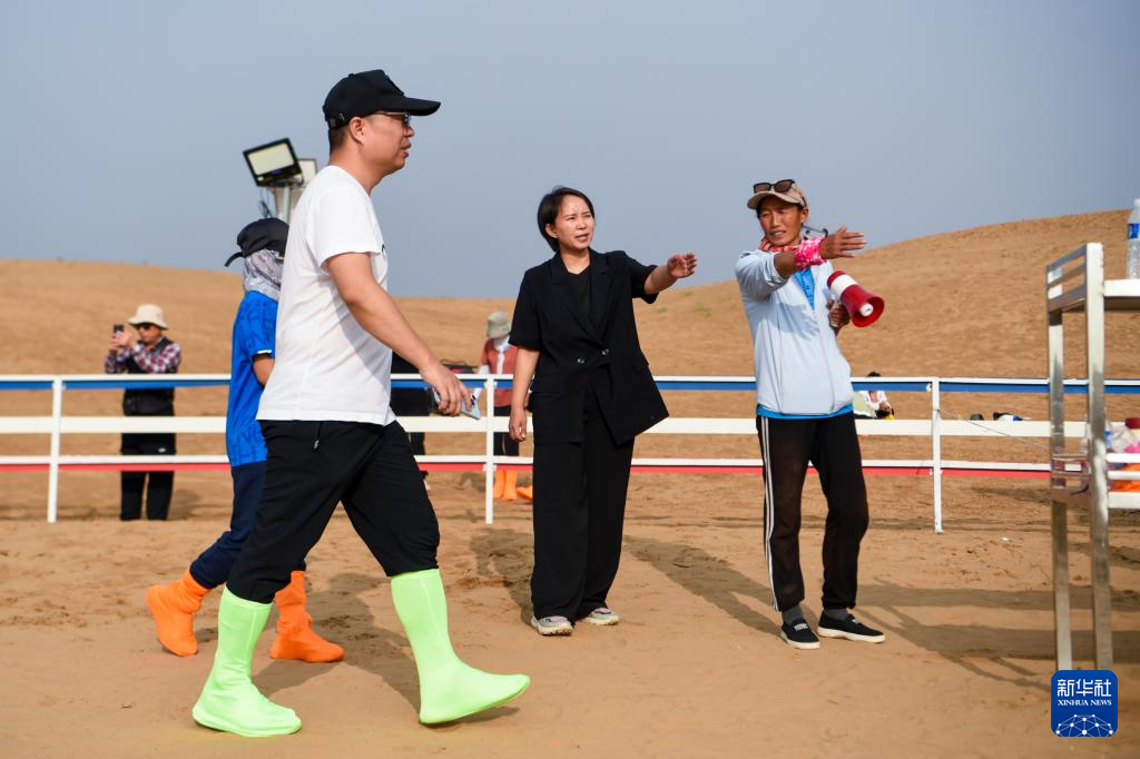 bsports必一体育四季中国｜沙漠增绿又生金 一名返乡大学生的“库布其情缘”(图12)